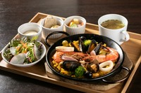 色々な海鮮がたっぷり入り、香ばしいサフランの香りが広がります。満足感たっぷりのランチです。
スープ、サラダがついています。