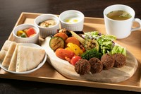 ひよこ豆のペースト（ホムス）、スパイス香るひよこ豆コロッケ（ファラフェル）、爽やかなヨーグルトソース（サジキ）に、グリル野菜を添えたヘルシーなセットです。
スープ、サラダ、ピタパンがついています。