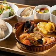 新鮮な魚介の旨みをたっぷり味わえる南フランスの伝統料理です。
スープ、サラダ、サイドディッシュがついています。
サイドディッシュはご飯、バゲット、ピタパンの中からお選びいただけます。