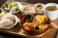 新鮮な魚介の旨みをたっぷり味わえる南フランスの伝統料理です。
スープ、サラダ、サイドディッシュがついています。
サイドディッシュはご飯、バゲット、ピタパンの中からお選びいただけます。