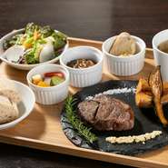 厳選した国産牛を使用した、ジューシーで旨みたっぷりのステーキです。
スープ、サラダ、サイドディッシュがついています。
サイドディッシュはご飯、バゲット、ピタパンの中からお選びいただけます。