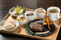厳選した国産牛を使用した、ジューシーで旨みたっぷりのステーキです。
スープ、サラダ、サイドディッシュがついています。
サイドディッシュはご飯、バゲット、ピタパンの中からお選びいただけます。