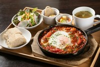 トマトをベースにしたスパイシーなソースの中に、野菜を煮込んだ中東の定番料理です。
スープ、サラダ、サイドディッシュがついています。
サイドディッシュはご飯、バゲット、ピタパンの中からお選びいただけます。