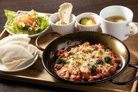 ディナーメニューをお手頃にかつ地中海料理を満喫できる構成です。
スープ、サラダ、サイドディッシュがついています。
サイドディッシュはご飯、バゲット、ピタパンの中からお選びいただけます。