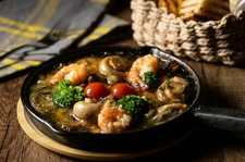 お酒と一緒にゆったり楽しむタパスセット！前菜小皿6品に、ミックスアヒージョ、パンの盛り合わせ3品