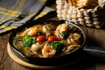 お酒と一緒にゆったり楽しむタパスセット！前菜小皿6品に、ミックスアヒージョ、パンの盛り合わせ3品