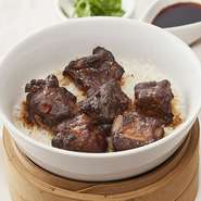 自家製豆鼓排骨とジャスミン米を使用した香港スタイルの蒸しご飯。