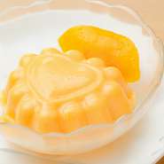 デザートに使われているマンゴは、完熟したものを空輸して運んでいます。素材の味そのものを楽しみたいならマンゴ入り杏仁豆腐などがオススメ。マンゴプリンなら滑らかな食感とともに風味や甘みを感じられます。