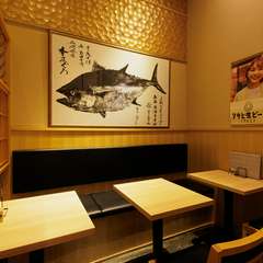 ゆったり食事を楽しめるテーブル席。家族の素敵な思い出にも最適