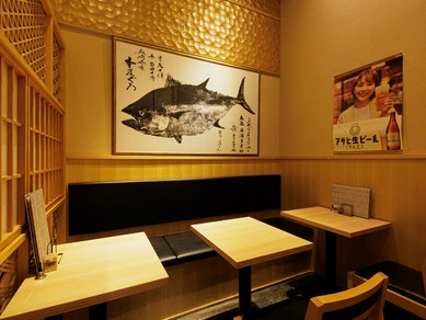 ゆったり食事を楽しめるテーブル席。家族の素敵な思い出にも最適