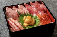 本まぐろの赤身・中トロ・かに・いくら・うにを盛り合わせた、豪華賢覧なお重です。