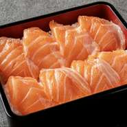 脂ののったサーモンを、しっかりと味わえるお重です。