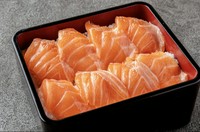 脂ののったサーモンを、しっかりと味わえるお重です。