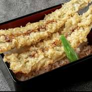 穴子を2本丸ごと揚げて盛り付けた、豪快なお重です。