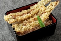 穴子を2本丸ごと揚げて盛り付けた、豪快なお重です。