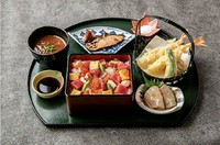 色とりどりの華やかなセット『七福ちらし　御膳』