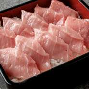 本まぐろの中トロだけを盛り合わせた、豪勢なお重です。