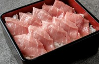 本まぐろの中トロだけを盛り合わせた、豪勢なお重です。