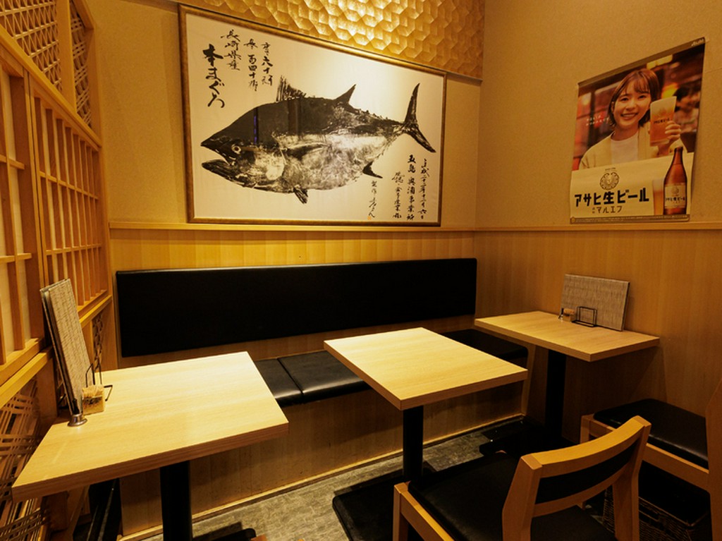 のんびりと過ごせるテーブル席