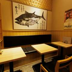 のんびりと過ごせるテーブル席