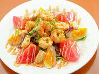 “みんな大好き”な海老とゆで卵をサラダに。アクセントに、ちょっぴり甘みを感じるパプリカが振られ、見た目も鮮やかに仕上がっています。