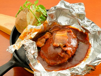 180gの手ごね粗挽きミンチの肉汁あふれる『百年洋食ハンバーグステーキ』