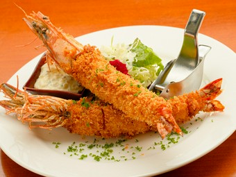 これぞ洋食の定番。濃厚な海老ミソまで味わい尽くせる『有頭大エビフライ』
