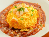 ふわとろ食感と磯の香りが“口福”を運ぶ『海の幸とチキンのオムライス』