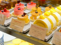 ケーキ＋コーヒーor紅茶orハーブティー（カモミール）
※ショーペースのケーキはテイクアウトもできます。