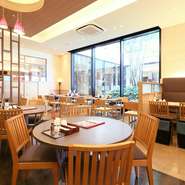 明るい店内で本格台湾料理が食べられる【鼎泰豐　なんばダイニングメゾン店】。週末には多くの家族連れでにぎわいます。お子様向けメニューや椅子も用意されていて、子ども連れにも利用しやすいのが魅力です。