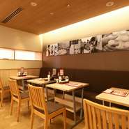 なんばダイニングメゾン内にあり、使い勝手の良い立地。ベビーカーで入店もできるので、小さな子どもを連れたママたちのランチタイムにも利用しやすいと評判です。荷物が多いママには、ソファーシートも便利です。