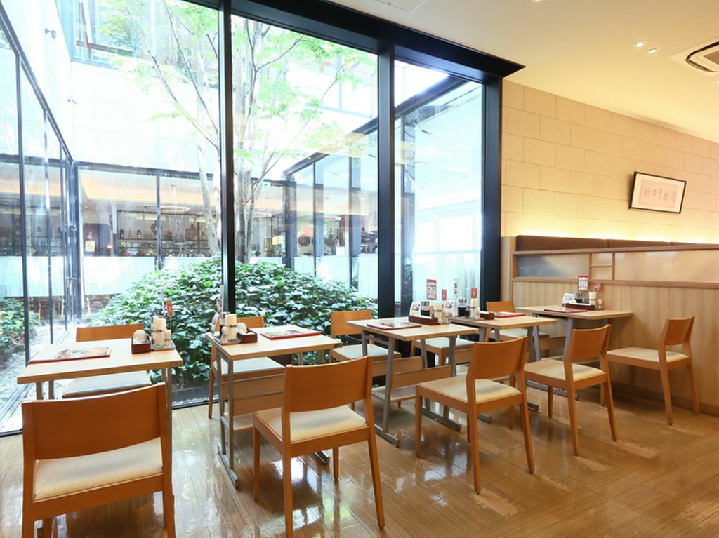 買物帰りに立ち寄りやすい立地。緑に癒されてひと休み　　　