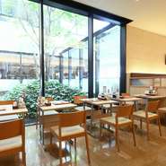 中庭から光が差し込み、美しい緑を眺めながら落ち着いて過ごせるモダンな店内。百貨店の中なのでゆったり買物を楽しんだ後、のんびり食事をしたり、甘い点心をつまんだりできる、くつろぎスポットです。