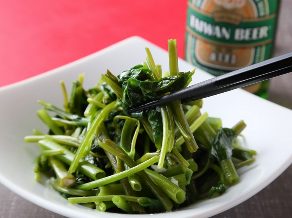 強火でシャキッと、色鮮やかに仕上がった『青菜の炒めニンニク風味』