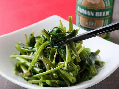 強火でシャキッと、色鮮やかに仕上がった『青菜の炒めニンニク風味』