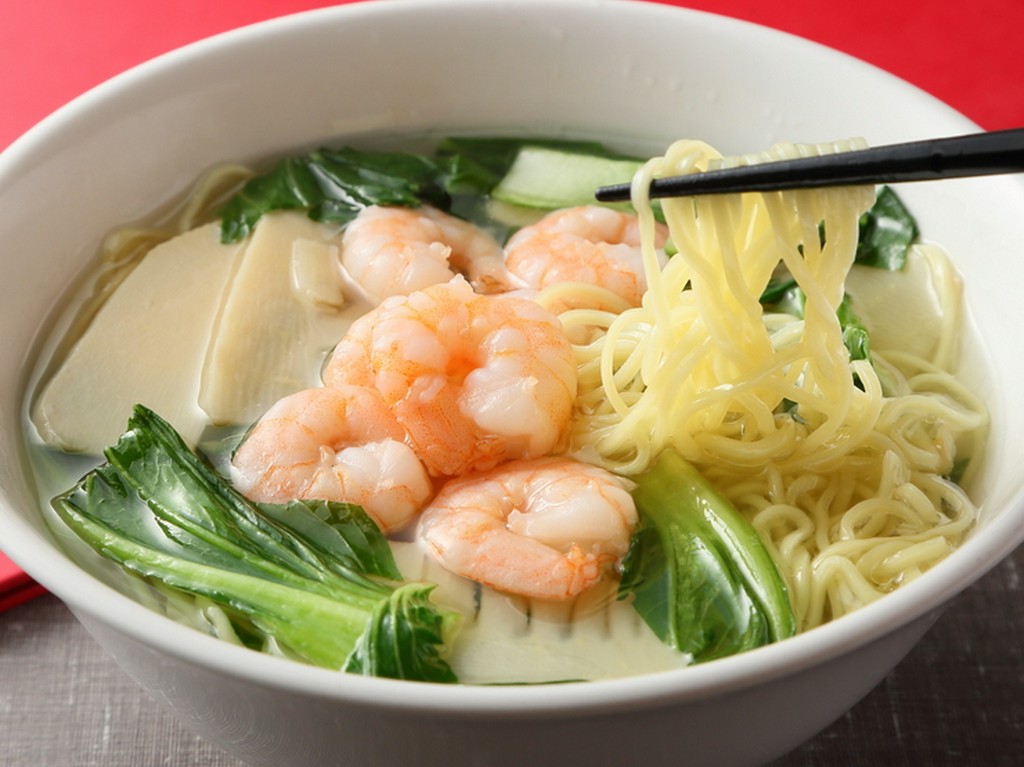 澄んだスープにプリプリ海老。スルスル食べられる優しい味わいの『えび麺』