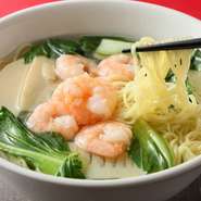 あっさりとした塩味のスープに海老、チンゲンサイ、筍をトッピング。麺はコシ、のど越しにこだわった【鼎泰豐】特注の麺が使われています。発色が良く、プリッとした海老がたっぷり乗った人気メニューです。
