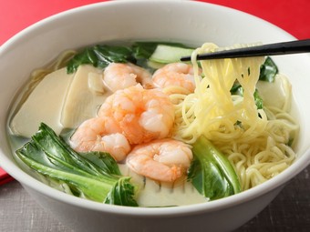 澄んだスープにプリプリ海老。スルスル食べられる優しい味わいの『えび麺』