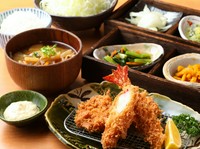 ボリューム満点で食べ応えもある『ひれかつと 大海老フライの盛合せ』