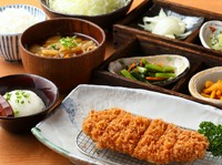 これぞ「とんかつ」。定番の美味しさ『和豚もちぶた　ロースかつ膳』