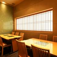 和を基調とした落ち着きのある店内には、10名までの半個室があり、さまざまな集まりに利用できます。家族での外食から、気の置けない友人たちとの食事会まで。同窓会などにもおすすめです。