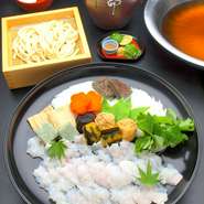 活鱧を美々卯秘伝のお出汁でお召し上がりいただく「美々卯風　鱧なべ」です
季節の食材と一緒にご賞味ください