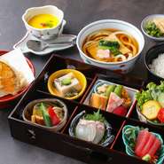 炊合せ、サラダ、お造りなど季節の小鉢が6種類。厳選食材と丁寧に引かれた出汁が織り成す味が食べる者を魅了してやみません。季節の麺、天ぷら、デザート付きで多彩な料理が味わえます。