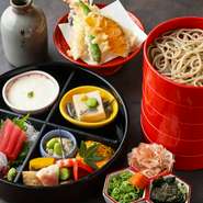 旬のお造りや天ぷらなどの料理と、おそばまたはおうどんが一緒に食べられる人気のセット。自家製粉を使用した自家製麺の風味豊かなおそばを、食べ放題で楽しめます。
