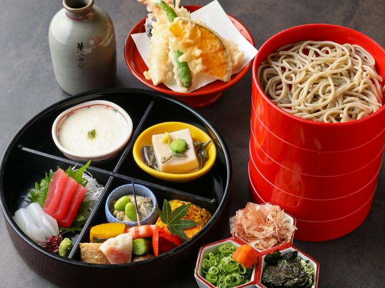 風味豊かな自家製のおそばが食べ放題『にぎわいそば』