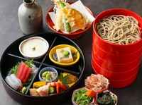 旬のお造りや天ぷらなどの料理と、おそばまたはおうどんが一緒に食べられる人気のセット。自家製粉を使用した自家製麺の風味豊かなおそばを、食べ放題で楽しめます。
