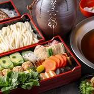 手作業で削られた宗田節と北海道利尻産の昆布を使い、毎日2時間かけて引く出汁は、しっかりとした素材の旨味とコクが引き出されています。煮崩れしない特別な配合で製麺した特製うどんを、海老・蛤などとともに。