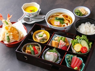 月替わりで季節の料理を楽しめる『美々卯弁当』