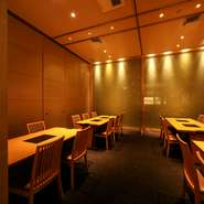 木がふんだんに使われた和の店内は、とても落ち着いた雰囲気。家族や気の置けない友人とゆっくりと食事をするのに最適です。一緒に鍋を食べると、自然と距離も近くなります。