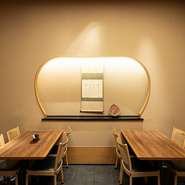 お祝いや接待、法要にもご利用いただけるテーブル席（～4名様×６卓）